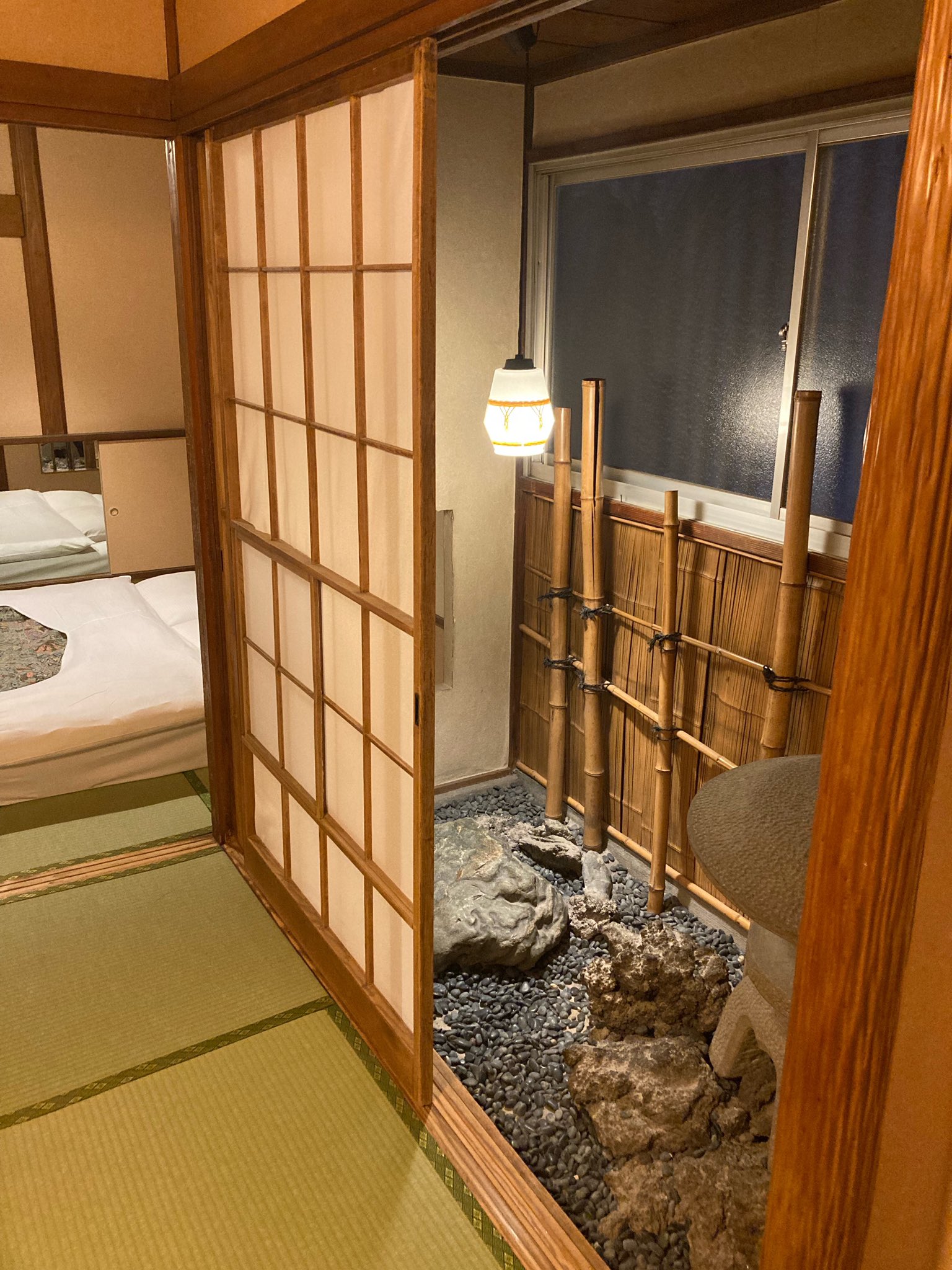 連れ込み宿 駒込の旅館江戸駒が閉館…  ずっと気になっていて思い切って電話かけたのが正解だった。これが虫の知らせなのか、まさか宿泊後すぐに閉館になるとは… 連れ込み旅館、昭和がまた一つ消える。  https://t ...