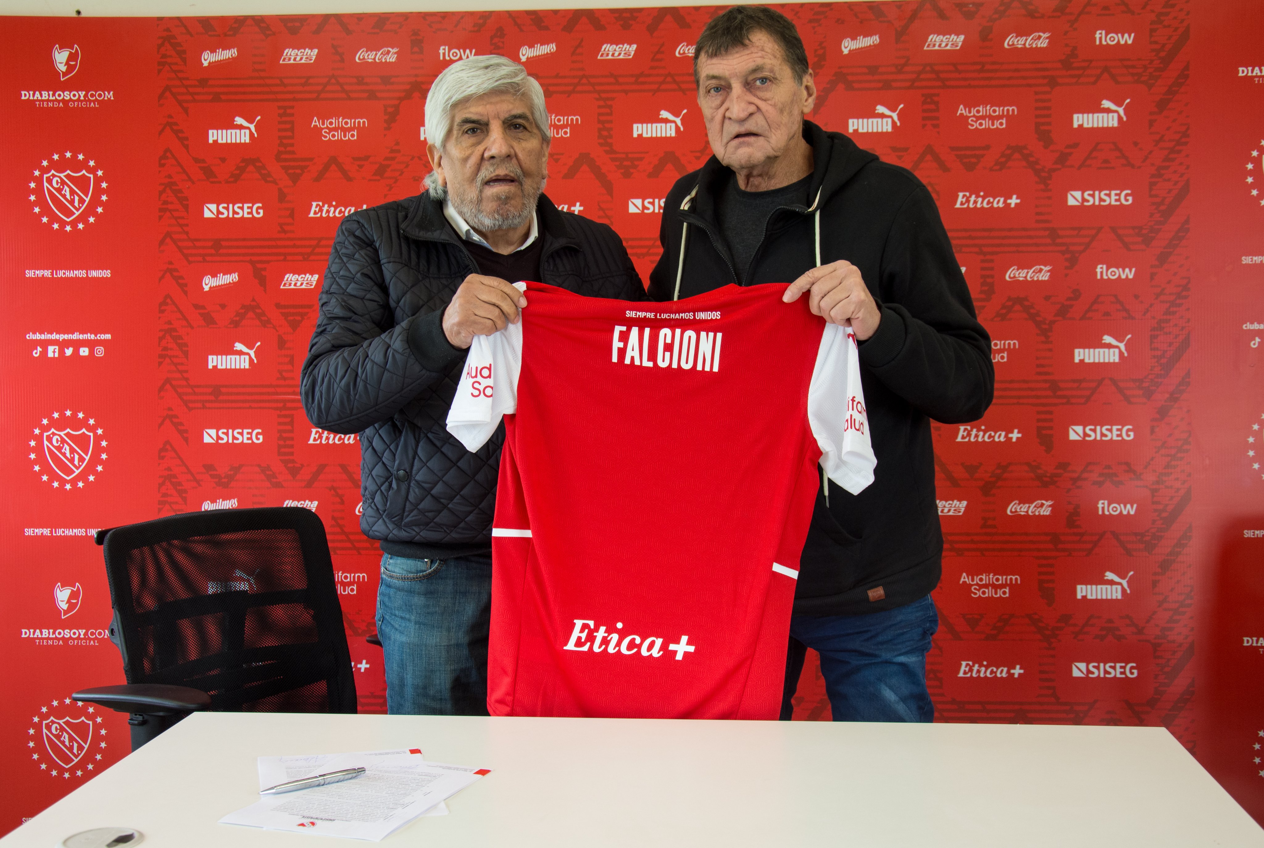 C. A. Independiente on Twitter: "Julio Falcioni firmó su contrato con # Independiente por un año y esta tarde dirigirá su primera práctica a partir de las 15.30 en el predio de Villa