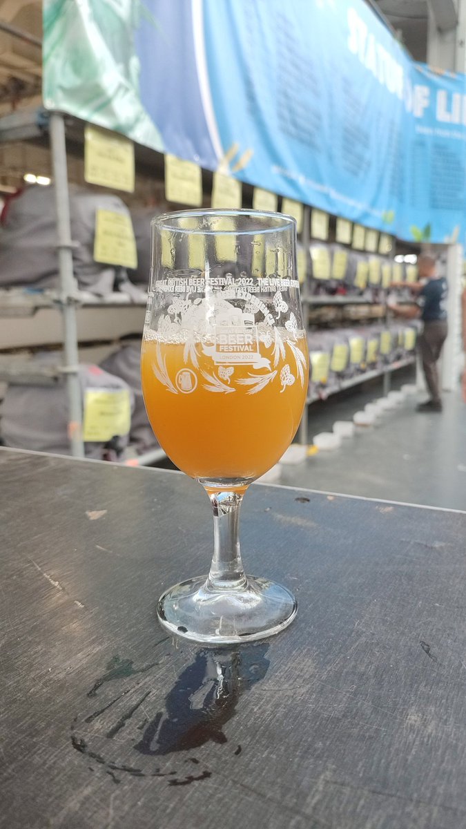 USAcaskGbbf's tweet image. And here is our Michael Jackson winner, sitting proudly on the bar and looking like a NEIPA. The beer is better than our photography. Well done again to @SmallChangeBeer.