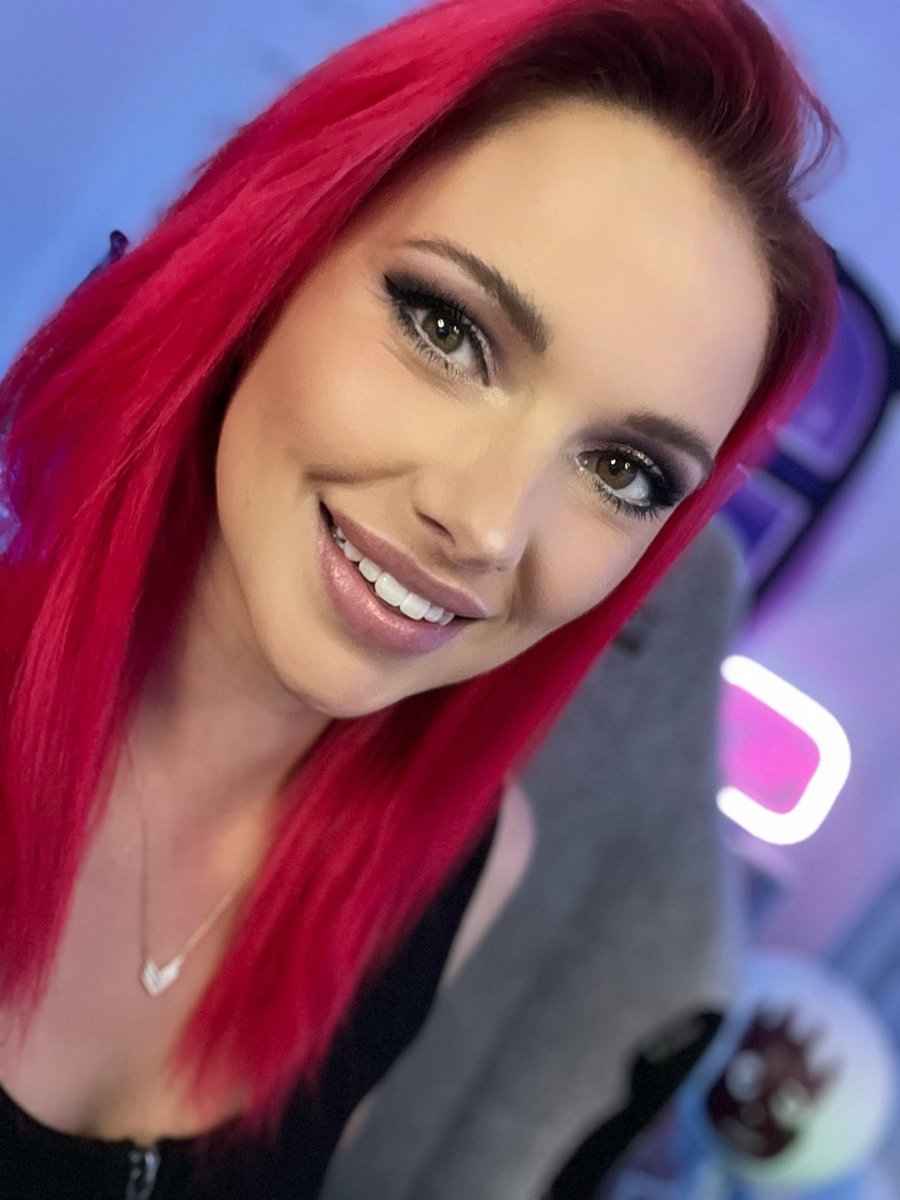 gingrbredbeauty's tweet photo. I had quite the busy morning and might have to skedaddle early from stream today BUT in the meantime- let’s do a #justchatting stream and talk about #worldrecords! Come hang out 
#retweet for #giveaway entry 
#live in 15 https://t.co/NWBIhBHTl9 

#streamer #stream #twitchstreamer https://t.co/LCCdrcYnXa