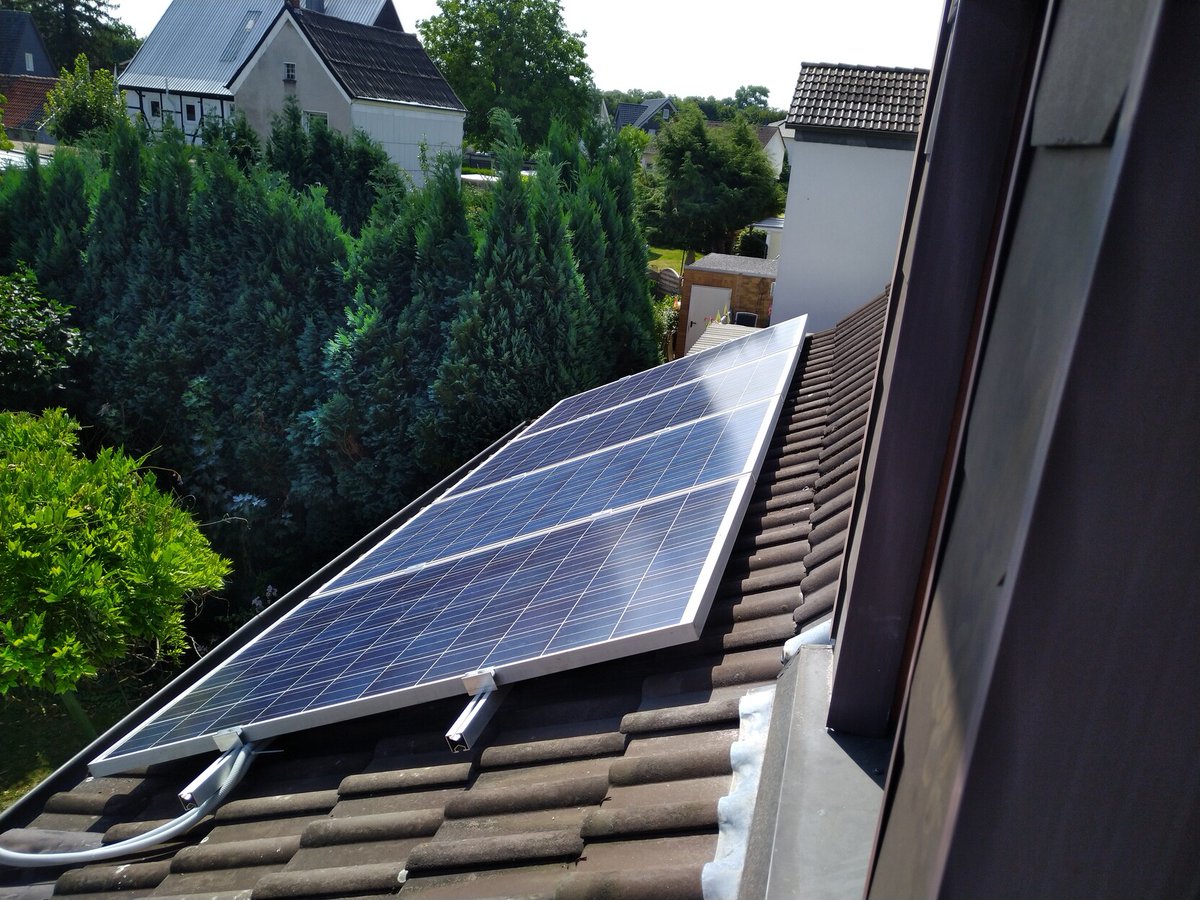 On the bright Side: vier weitere Photovoltaik Panels fertig montiert und in Betrieb