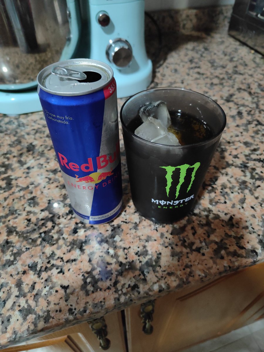 WalaxYT's tweet photo. @redbullESP @redbullgaming donde se puede conseguir unos vasitos para ir a juego con la bebida refrescante??? https://t.co/GvEY7CZZvM