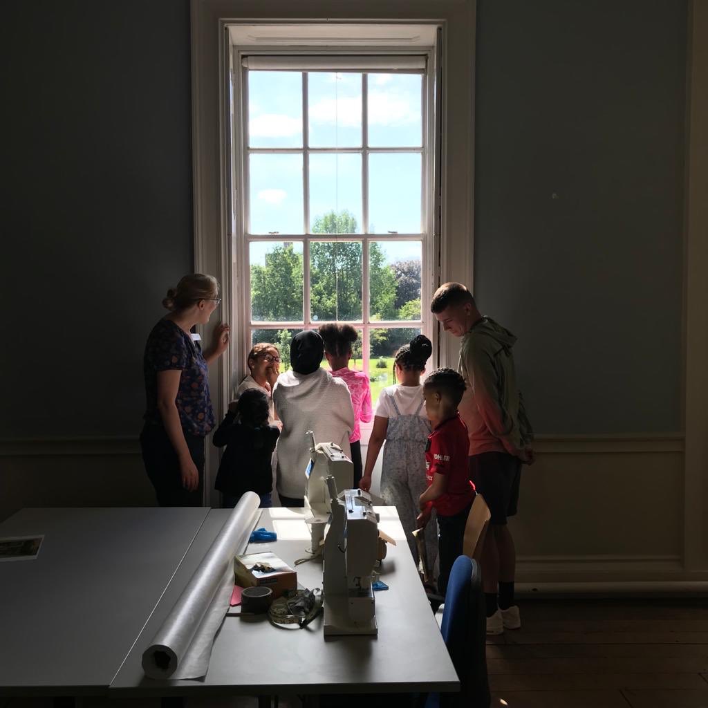 interferenceart's tweet image. The curiosity of a peek behind the scenes @Mag_PlattHall &amp;amp; the concentration on creating kite designs...

Each week, we’re taking inspiration from an object in the collection; a kite was the spark this time.
#everydaycreativity
#HAF2022
@trinityhousecrc
@MCRActive @ManCityCouncil