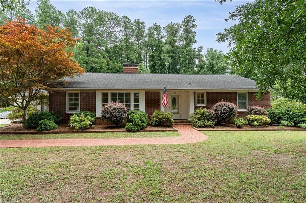 PremierRealtyNC's tweet photo. 🔷 New Listing 🔷 Spacious brick rancher located near Lexington Country Club! 3BR, 2BA, 2500-3000 SF range. $349,900.
Contact us today to schedule your showing!
☎️ 336-998-7777
🌐 https://t.co/5Ku16g3zNB

#newlistingalert #newlisting #premierrealtync https://t.co/5uQDFSdzRp