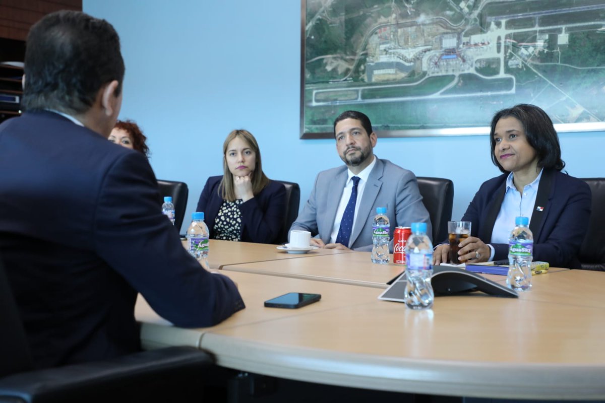 tocumenaero's tweet photo. Giselle González, ministra de cultura y su equipo de trabajo se reúnen con @RaffoulArab, gerente de @tocumenaero, con el propósito de promover agenda sobre atractivos culturales y artísticos panameños en las terminales aéreas.
#PuertasAbiertas
#HubDePanamá✈️
#PanamáEsUnGranPaís🇵🇦 https://t.co/vadiXdXZEs