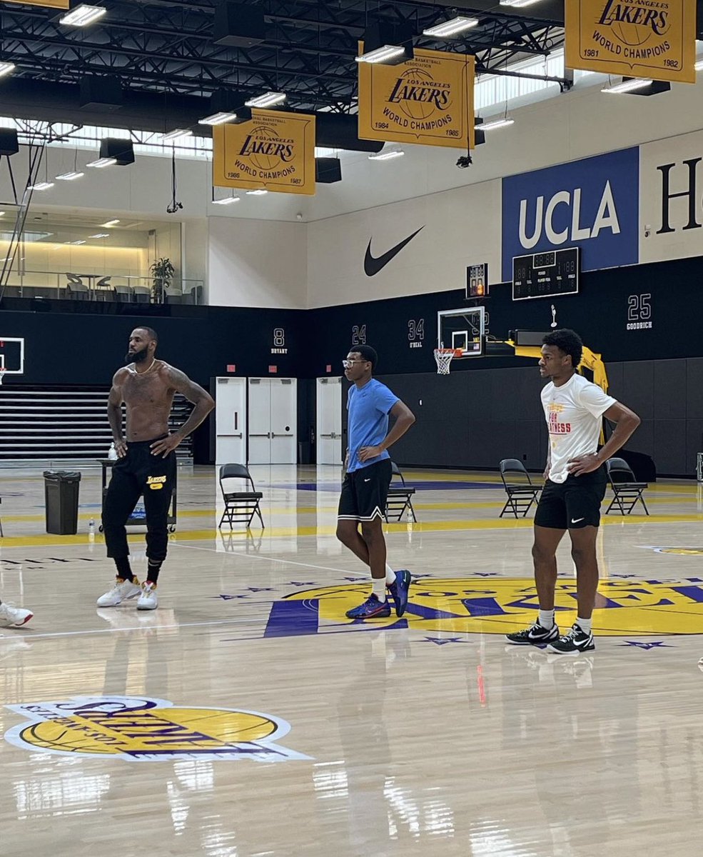 LeBron, Bronny and Bryce training with Phil Handy at the Lakers facility. 👀🔥

(via <a href="/KingJames/">LeBron James</a>/ IG)