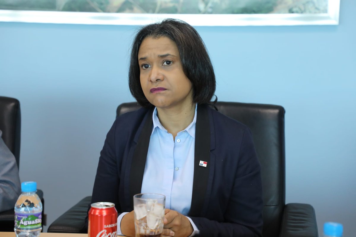 Giselle González, ministra de cultura y su equipo de trabajo se reúnen con <a href="/RaffoulArab/">Raffoul Arab</a>, gerente de <a href="/tocumenaero/">Aeropuerto Internacional de Tocumen</a>, con el propósito de promover agenda sobre atractivos culturales y artísticos panameños en las terminales aéreas.
#PuertasAbiertas
#HubDePanamá✈️
#PanamáEsUnGranPaís🇵🇦