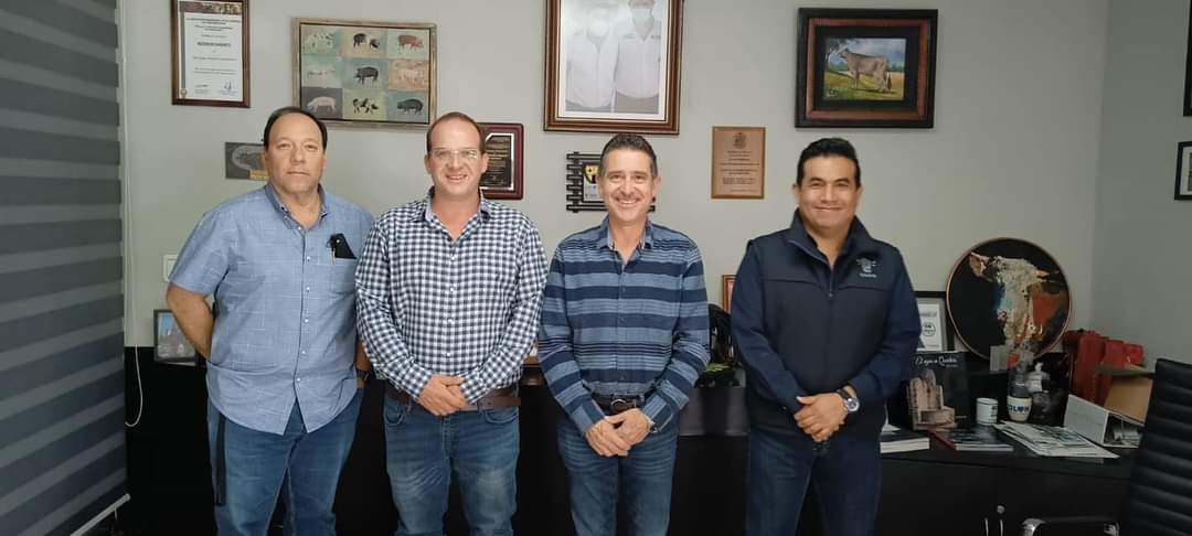 Hoy no visitó el presidente de la Asociación de Porcicultores, dando seguimiento a las peticiones al secretario de la #SADER, a las necesidades porcícolas en el estado.   Agradezco la visita de Felipe Ochoa.