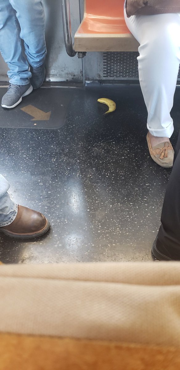 ekbruliganto's tweet photo. Mi vidas forgesitan bananon kaj memoras ke mi mem forgesis manĝi la bananon kiun mi havis en mia tagmanĝo-sako. #Novjorko #metroo https://t.co/aRNFJOgE1e