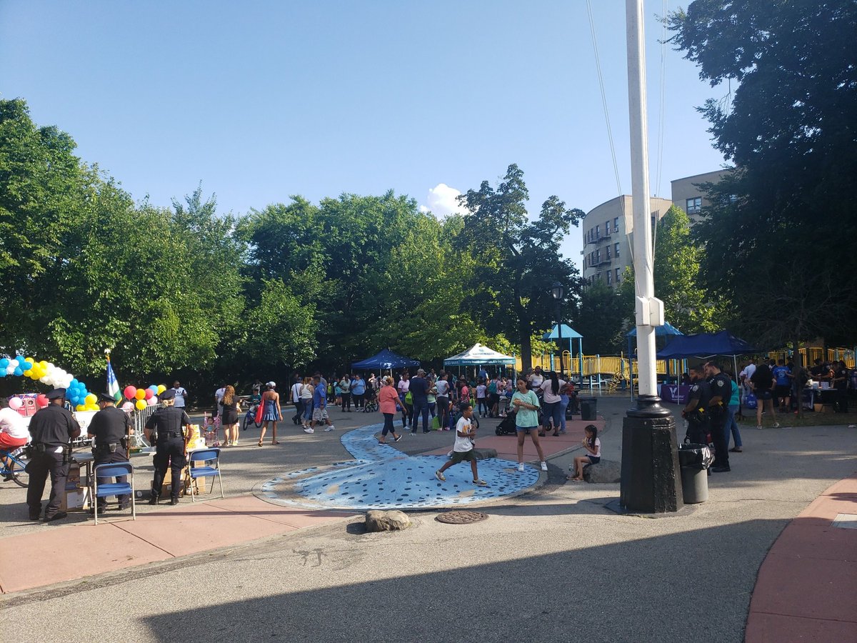 NYPD34PCTAUX's tweet photo. #HappeningNow
@NYPD34Pct presents its #NationNightOut Against Crime https://t.co/WsB9tBQGbl