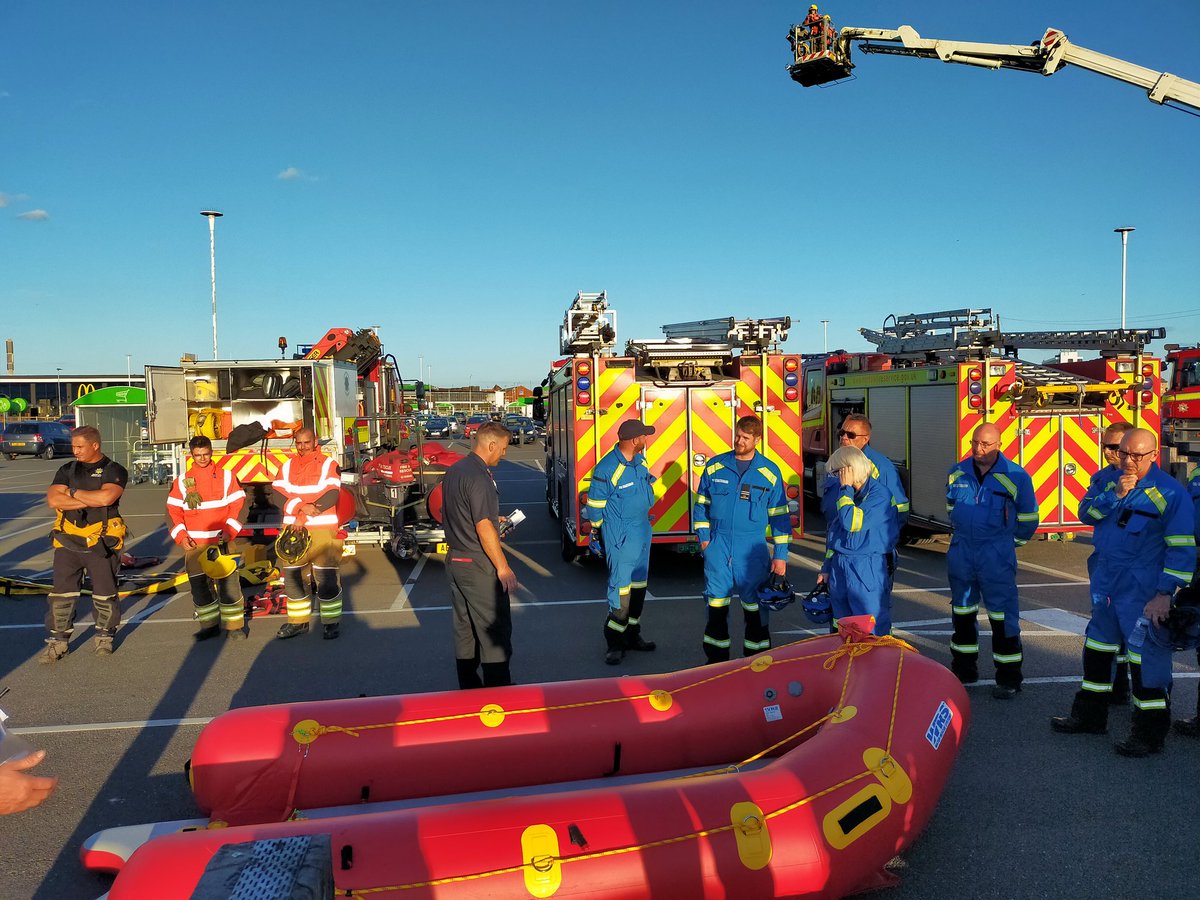 Tonight #Lowestoft Red watch attend a multi-agency 'show n tell' with water/mud rescue demo at <a href="/asda/">Asda</a> #GreatYarmouth allong with colleagues from <a href="/Norfolkfire/">Norfolk Fire and Rescue Service</a> <a href="/SuffolkFire/">Suffolk Fire & Rescue Service</a> <a href="/HmcoastguardL/">HMCoastguard_Lowestoft</a> @GorlestonCRT <a href="/BroadsBeat/">BroadsBeat</a> <a href="/NorfolkPolice/">Norfolk Police</a> <a href="/andysmith6359/">Andy Smith</a> <a href="/BroadsAuth/">Broads Authority</a> <a href="/eastern_ifca/">Eastern IFCA</a> #JESIP