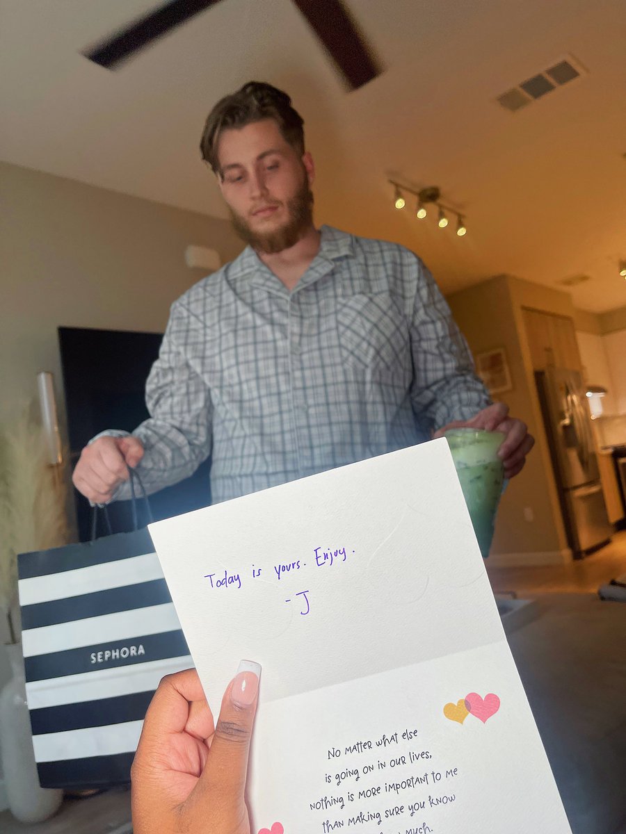 wavyemma's tweet photo. when he randomly reminds you why you should never settle for less 🥰 https://t.co/eSaScGocKH
