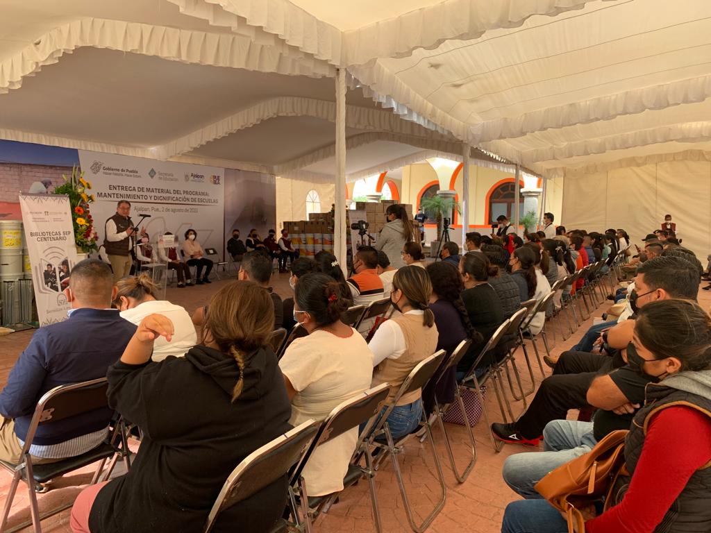 MelitonLozano's tweet photo. Servir es la máxima gratificación que puede tener el ser humano. Hoy, en #Ajalpan, como establece @MBarbosaMX, entregamos material para el mantenimiento y #DignificaciónDeEscuelas a instituciones de nivel básico, así como 25 colecciones de libros de las #BibliotecaSEPCentenario🧵 https://t.co/NLmwYqxOZT
