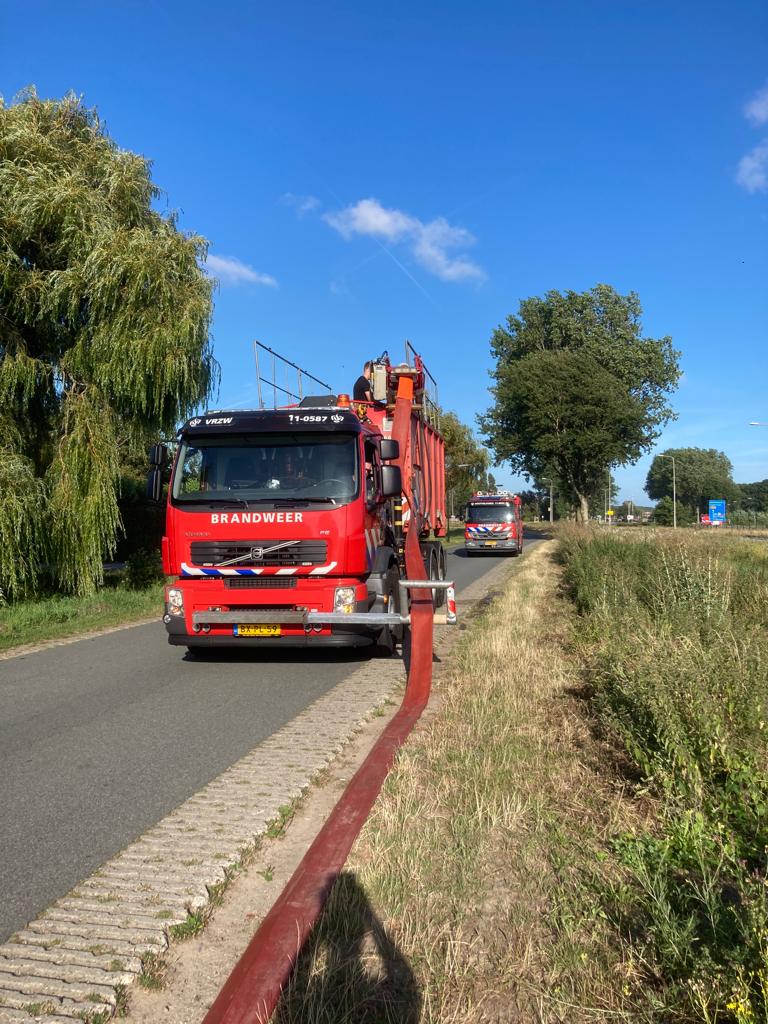 PostHoutveldweg's tweet photo. Inzet 3-KM slangenbak bij grote brand @Brw_HMK . De kracht van samenwerking NW3 @VrZW @vrnhn @BrandweerKen 11-0587+110665 11-0885 11-8032 #Strobalen #fire #water #brandmeester #trots #24/7 https://t.co/whOFjyXtgW