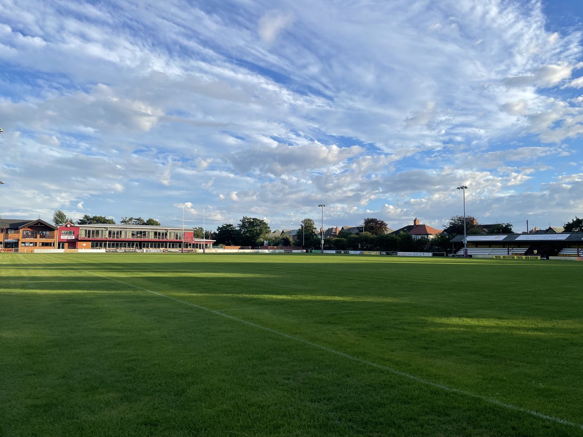fylderugby's tweet photo. Whilst #Fylde 1sts train on the top pitch tonight, we take in the main pitch. Given that we've had no rain for many weeks up to the last few days, it looks superb for the visits of @PerthshireRugby (this Sat) & @BlackburnRugby (13th Aug). Great work @Podders9 & the #Pembertons! https://t.co/M0c4OcArqg