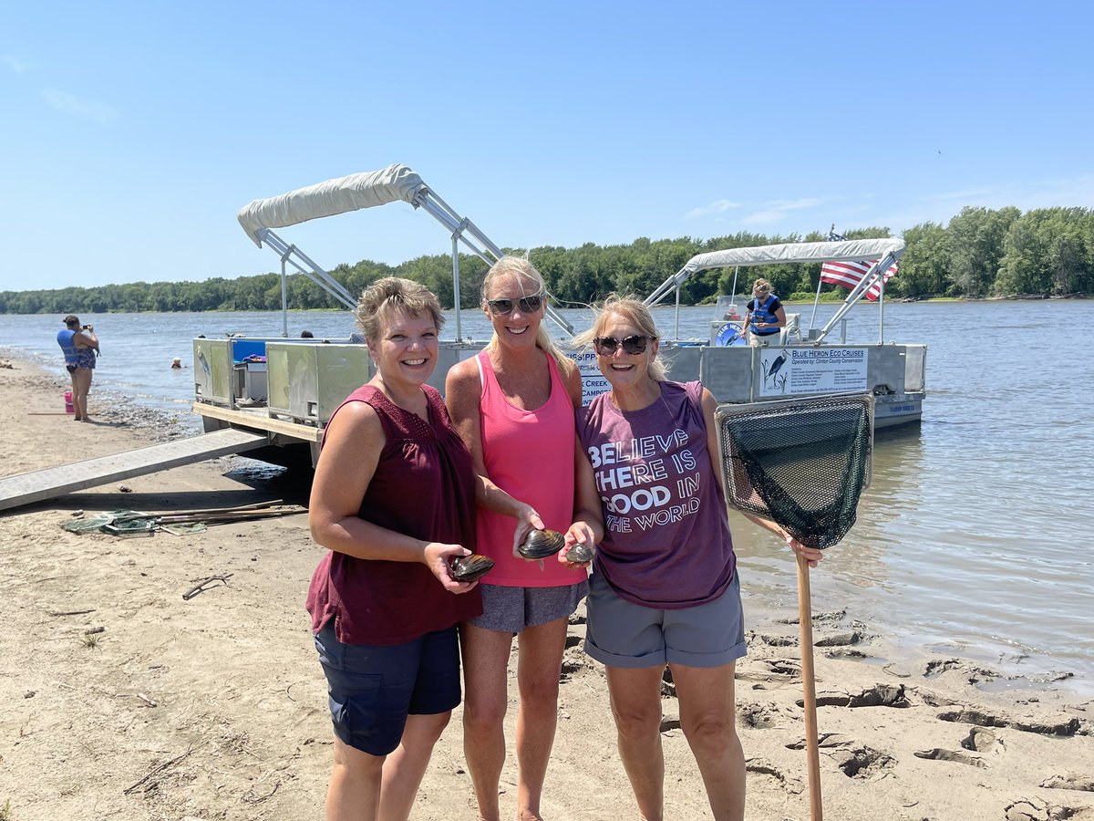 loriv8791's tweet image. Exploring for mussels in the Mississippi River. #ecotour #pearlbuttons