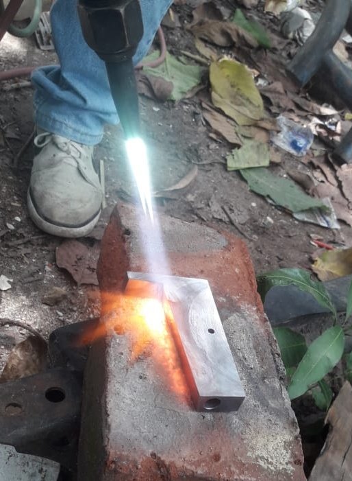 Nos tocó improvisar con una cuchilla de corte!!! Lo importante es  solventar el problema al cliente.
La necesidad es la madre de todas las ciencias.
#Servitech