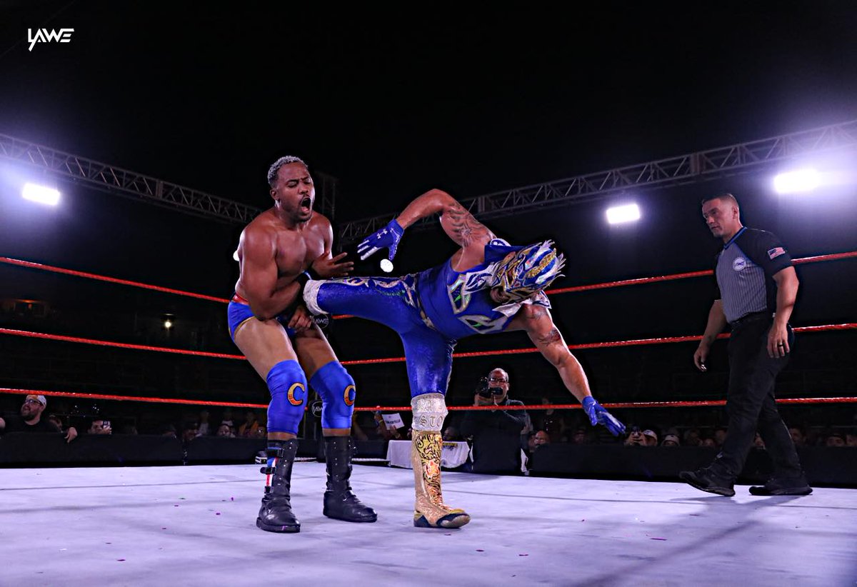 LAWEWRESTLING's tweet image. La veteranía de @gloat sobre @BellitoCalderon  en lo que fue el #ThreeWayMatch junto a @PedroPortilloTC para coronar el Nuevo y segundo Campeón Peso Completo en #LaweSummerFest el pasado 16 de Julio desde el Anfiteatro Tito Puente de San Juan Puerto Rico. 
#TodosSomosLucha