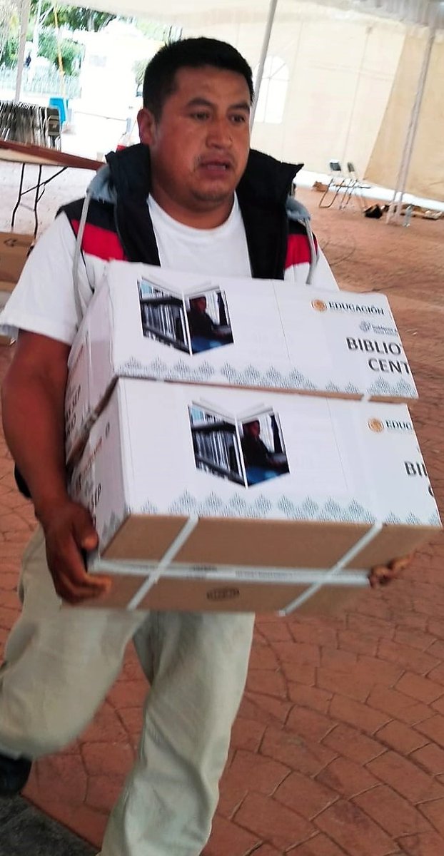 Servir es la máxima gratificación que puede tener el ser humano. Hoy, en #Ajalpan, como establece <a href="/MBarbosaMX/">Miguel Barbosa ✞</a>, entregamos material para el mantenimiento y #DignificaciónDeEscuelas a instituciones de nivel básico, así como 25 colecciones de libros de las #BibliotecaSEPCentenario🧵