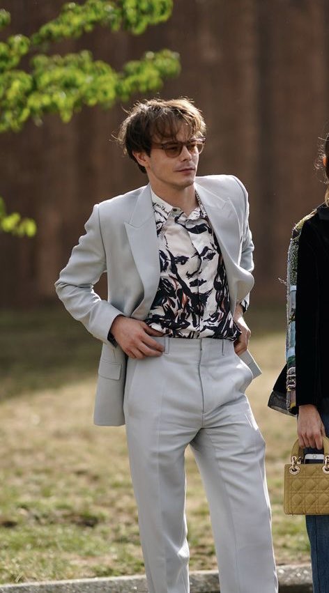 Jonathan Byers: 🥴😴😑🥱😇
Charlie Heaton: 😍🥵😭🤩😮‍💨🤤