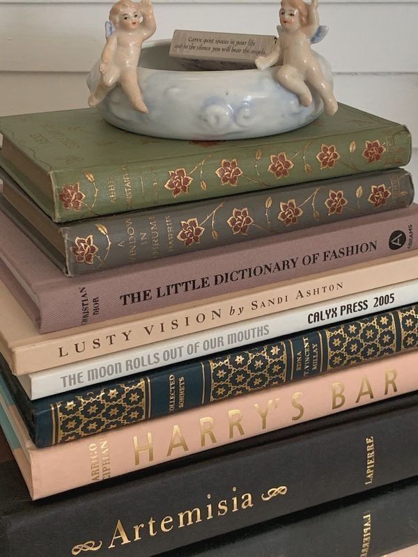 softdeIicacy's tweet photo. pile of books. https://t.co/T5ReBEVn1e