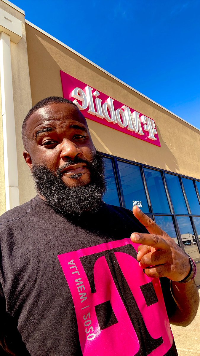 MagentaTravSCM's tweet photo. Chicago, Quincy, Peoria and now Pekin,IL all in 2 days and we still rollin… Supporting my teams is always the best feeling… Love my squad!!!! #MagentaMonsta #ChiBEast #TMobile #Quincy #Peoria #Pekin #Chicago #SCM #SmartChoiceMobile @TMobile #Strive4Greatness #Magenta https://t.co/QFE7fMNiHA