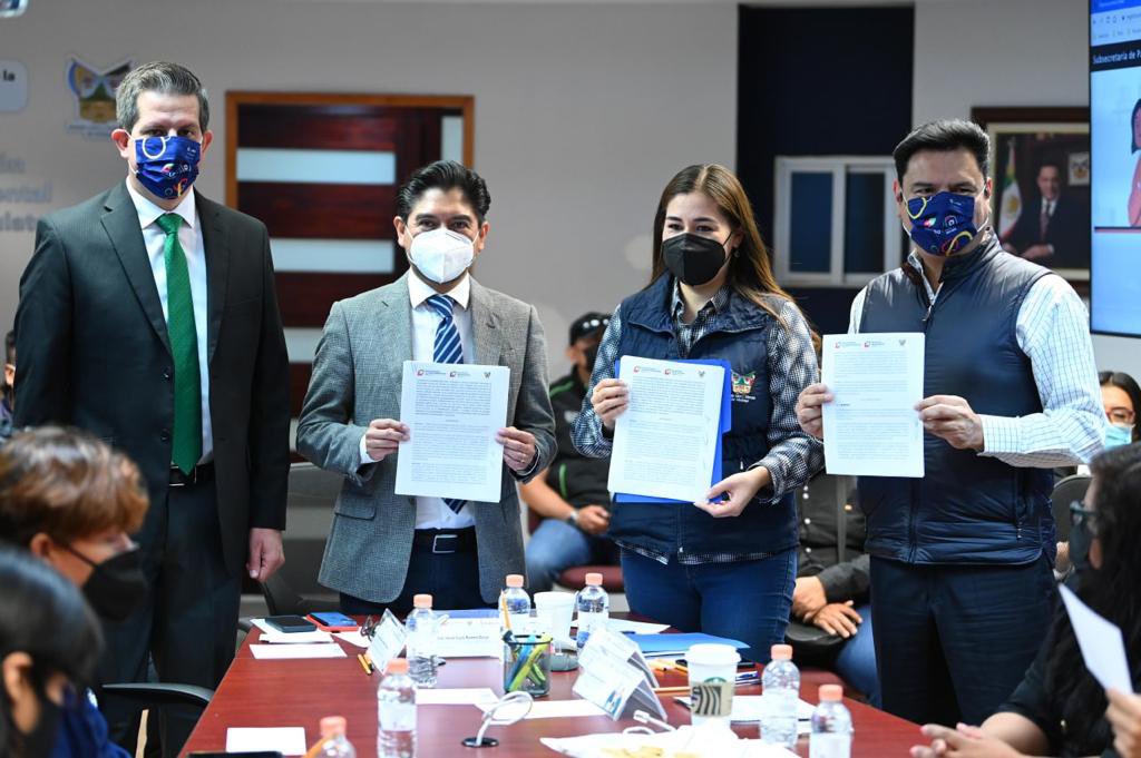 En el Gob. de <a href="/omarfayad/">Omar Fayad</a> construimos una agenda social con los hidalguenses, por eso; firmamos el Convenio de colaboración para otorgar el uso de este software junto al Srio. <a href="/DanielRolandoJ/">Daniel Jiménez Rojo</a>, rep. de los gobiernos de #Pachuca y #MineralDeLaReforma y miembros de la sociedad civil.