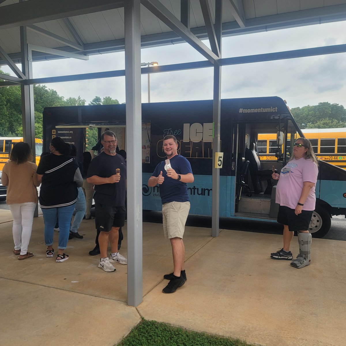 Lakanijones's tweet photo. Thank you to Momentum Church for providing our staff with cold treats on this hot day! @TES_hcs #TEScommitted https://t.co/ayIvTAIQsi