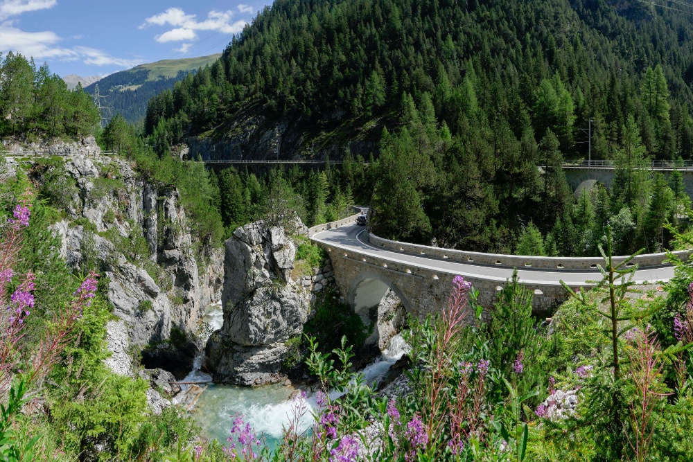 Heen &amp; weer over de Bahnerlebnisweg langs de Albula tussen Bergün en Preda (14 kilometer) is het landschap betoverend mooi; de wandeling schiet alleen niet erg op omdat sommige mensen steeds even stil blijven staan om naar de voorbijrijdende treintjes te kijken.