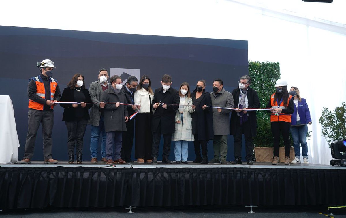 Archivo20222026's tweet photo. Hoy el Presidente @gabrielboric participó junto al ministro @jcgarciapdea de la inauguración de Pozos de Cerro Negro-Lo Mena, proyecto de @aguas_andinas que reforzará el suministro de agua potable para más de 400 mil personas de Puente Alto, La Pintana, El Bosque y San Bernardo. https://t.co/4yWA6iAQrj