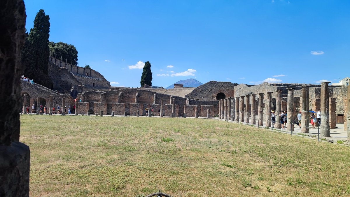 EmilioHurtadoLP's tweet image. Finalizamos la visita a #Pompeya 🇮🇹. Una parada OBLIGATORIA una vez en la vida🏛️. El grado de conservación de la ciudad no tiene símil con nada que hayáis visto antes. Una estructura intacta sepultada bajo las cenizas del volcán #Vesubio 🌋.  Sin palabras. Lugares que emocionan.