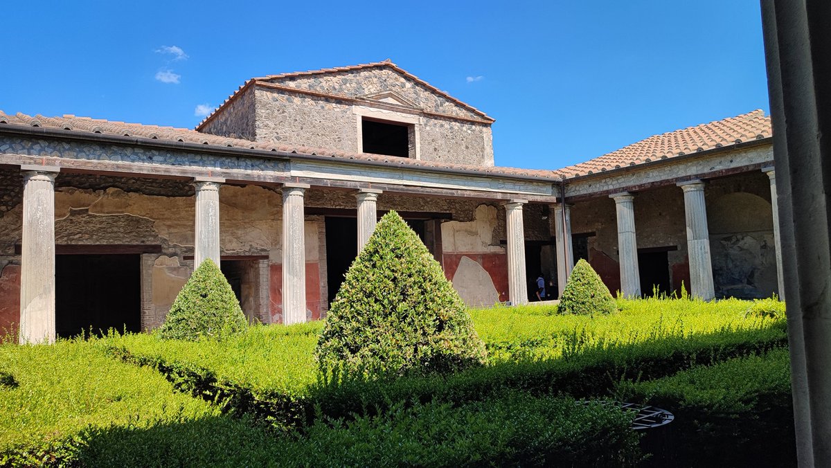 EmilioHurtadoLP's tweet image. Finalizamos la visita a #Pompeya 🇮🇹. Una parada OBLIGATORIA una vez en la vida🏛️. El grado de conservación de la ciudad no tiene símil con nada que hayáis visto antes. Una estructura intacta sepultada bajo las cenizas del volcán #Vesubio 🌋.  Sin palabras. Lugares que emocionan.