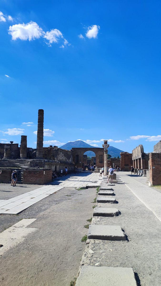 EmilioHurtadoLP's tweet image. Finalizamos la visita a #Pompeya 🇮🇹. Una parada OBLIGATORIA una vez en la vida🏛️. El grado de conservación de la ciudad no tiene símil con nada que hayáis visto antes. Una estructura intacta sepultada bajo las cenizas del volcán #Vesubio 🌋.  Sin palabras. Lugares que emocionan.