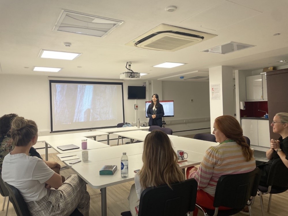 Many thanks to our brilliant MSc student @DoobieDuh for presenting her research on how #brain connectivity and structural efficiency correlates with cognitive ability in people with #aphasia. Supervised by @CrinionJenny and @Akkad_Haya. @UCL_ICN @UCLCogNeuro 🧠🗨️💫