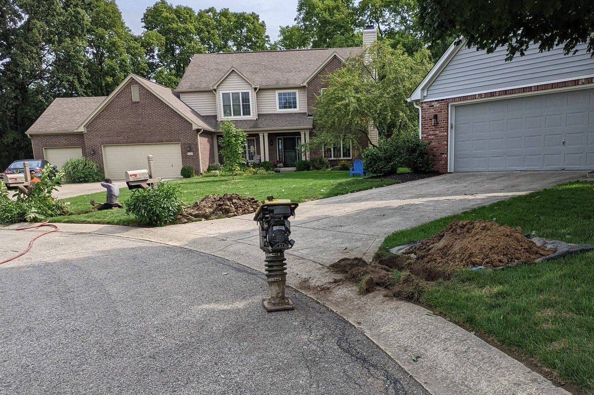 rmthedwall's tweet photo. Hey @ATT , isn’t your contractor, @broadband_of , supposed to mark utilities by calling @IN811 first? They’ve knocked out internet to the whole neighborhood for the 2nd time in 4 days. About a week after hitting 2 @citizensenergy water mains. Seems dangerous right? https://t.co/dM8nuF1FVR