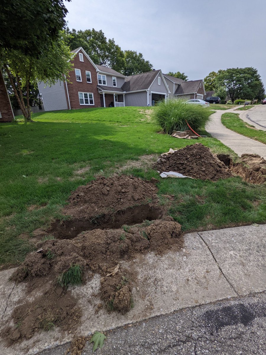 rmthedwall's tweet photo. Hey @ATT , isn’t your contractor, @broadband_of , supposed to mark utilities by calling @IN811 first? They’ve knocked out internet to the whole neighborhood for the 2nd time in 4 days. About a week after hitting 2 @citizensenergy water mains. Seems dangerous right? https://t.co/dM8nuF1FVR