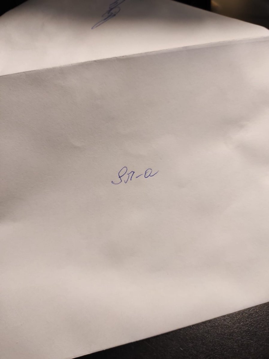 juancalcena's tweet photo. Encontré esto en el portón de mi casa y me conmovió. En un mundo tan digitalizado es una rareza tanta cortesía. Yo no lo necesito ahora mismo, pero comparto para que le tengan en cuenta. https://t.co/Po2ZKeuvBx