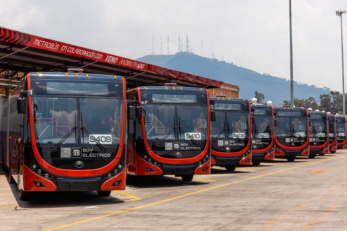 SantanderMx's tweet photo. Estamos apoyando la movilidad eléctrica de la ciudad.
La Línea 3 del @MetrobusCDMX, integrará una flotilla de 50 autobuses 100% eléctricos con un financiamiento otorgado por Santander a @MOBILITYADO a través de Movilidad Integrada de Vanguardia #MIVSA. https://t.co/PAMvOT6qjb