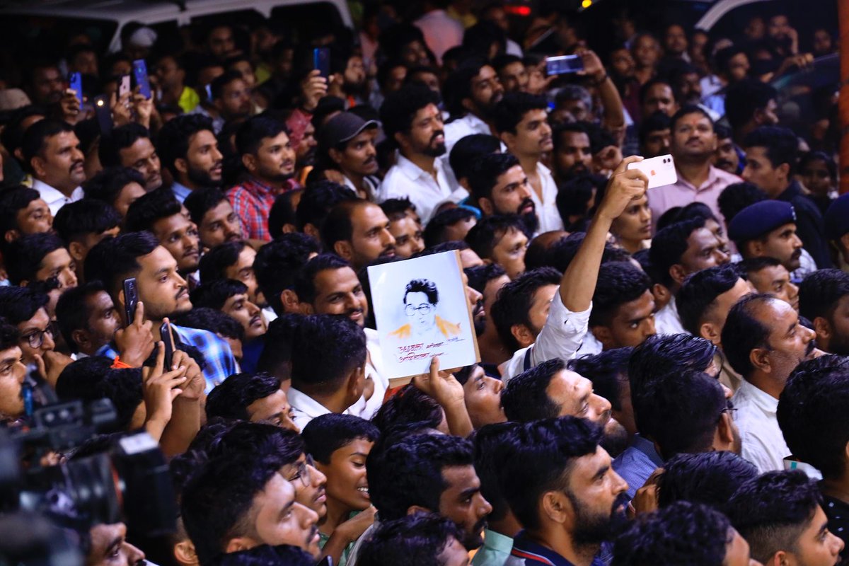 AUThackeray's tweet photo. माझ्या प्रत्येक 'शिवसंवाद' यात्रेदरम्यान शिवसैनिकांनी, जनतेने भरभरून प्रेम दिले.  कात्रज येथील मेळाव्यादरम्यानही असाच अनुभव आला. https://t.co/TTSfrNnuSS