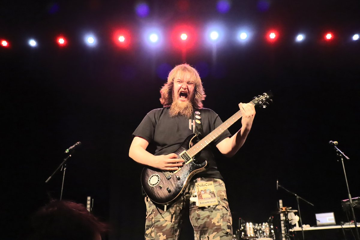 xeto_de's tweet photo. What an incredible solo from @bbluemetal at @gala_con 2022β¨
Man, your movements are so legendary. I enjoyed your performance. You rock! π€β¨
#XTGC22 https://t.co/EofdMN0BvJ