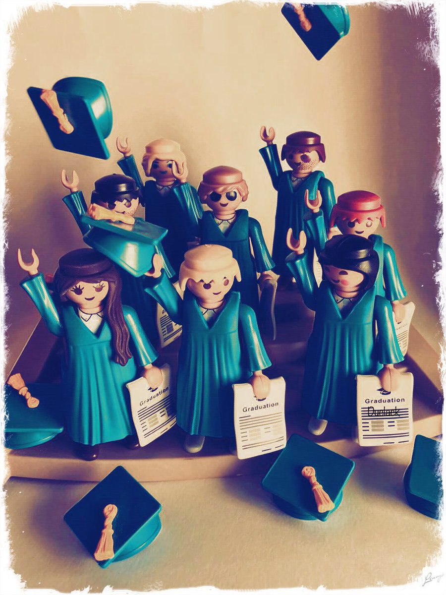 Duclack's tweet photo. Graduación #playmobil #duclack https://t.co/XPtc4IWEji