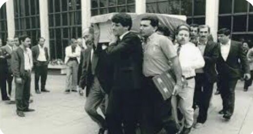 KREMALSAYYAB's tweet image. الشاعر العراقي أحمد مطر وهو يحمل نعش رفيق دربه ناجي العلي "لندن/ ١٩٨٧م" وقد رثاه :

" ناجي العليُّ " لقد نجوت بقدرةٍ
من عارنا ، وعلوتَ للعلياءِ إصعد ، فموطنك السّماءُ ، وخلِنّا
في الأرضِ ، إن الأرضَ للجبناءِ