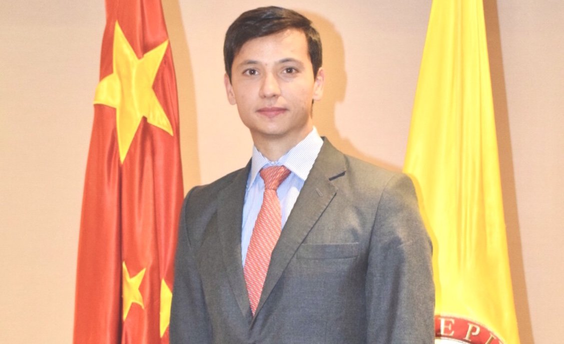 CAMCOLOMBOCHINA's tweet photo. La Cámara Colombo China de Inversión y Comercio, concede al Sr. Jaime Enrique Suárez, un especial reconocimiento a sus 10 años de trabajo y liderazgo en la promoción de la relación bilateral entre Colombia y la República Popular China. 🇨🇴🇨🇳 https://t.co/i9sMSNszOV