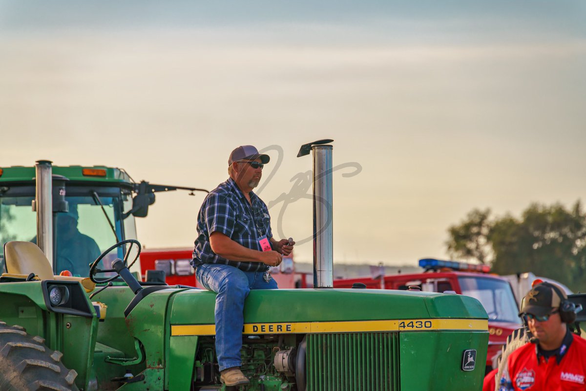 rroossinck's tweet photo. For #tractortuesday, show me the last two tractor pictures in your phone! https://t.co/rwDnfaZuCp