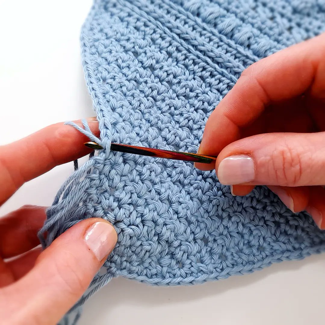 erwuk's tweet photo. Adding a fun little fringe to a new wall hanging.

#verdeuk #verdeyarn https://t.co/O4oW86zD2N
