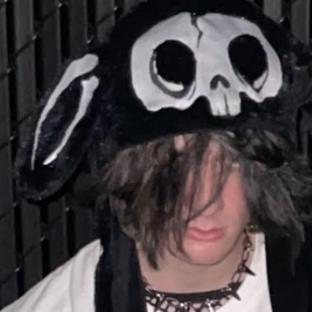 VampireFreaks's tweet photo. Run rabbit run. ☠⛓
@717na_ rocking the Bone Bunny Hat 🐰⛓
#goth #punk #emo #emokid #bonebunny #creepy #creepycute #halloween #spooky #gothic #gothfashion #gothhat #efashion #skelebunny #vampirefreaks #viralhat #spookyhat #spookytime #gothkid #emohat https://t.co/aSY6Zo8bHN