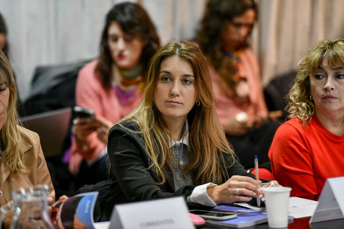 En la primera parte, "Lineamientos para una estrategia de desarrollo sostenible", escuchamos a <a href="/Consuescribano/">Consu Escribano</a>, en representación de Córdoba, presentar el programa Mujeres en Tecnología que incluye distintas políticas de inclusión de las mujeres en la economía del conocimiento.