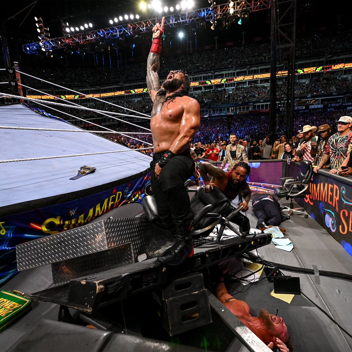 WWERomanReigns's tweet photo. For over 700 days, you’ve sat at MY table and enjoyed MY body of work. It’s not over, I’m not finished, but if you’ve waited until this point to do so… #AcknowledgeME https://t.co/HIIwLdGvFc
