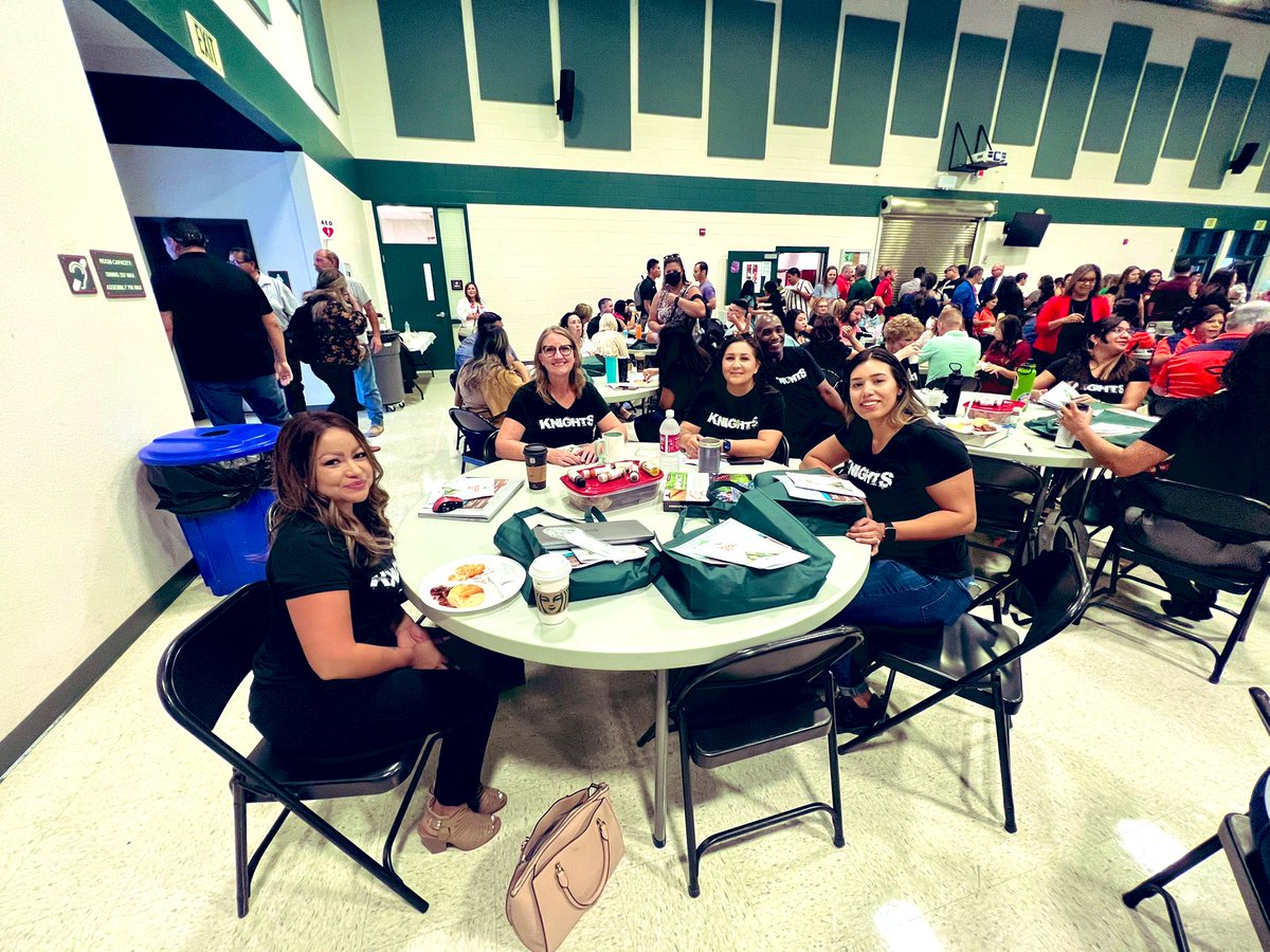 LUSDAlternativ1's tweet photo. It’s the first day back in @Lindsay_USD ! The Alt. Ed. Team is out in force and Knights pride! #alted https://t.co/WPsjnq9sbu
