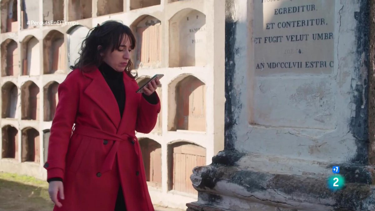RTVECatalunya's tweet photo. ▶️ Seguiu en directe 'El somni etern' a #PerdutsEnElTemps 

🏡 @AnnaBertran visita alguns emplaçaments funeraris de diverses cultures i coneix les seves creences i litúrgies, i fins i tot, un testimoni de la intolerància religiosa

📺 Ara a @la2_tve
📱 I a https://t.co/1YdTBppCwn https://t.co/u04kxCJFpI